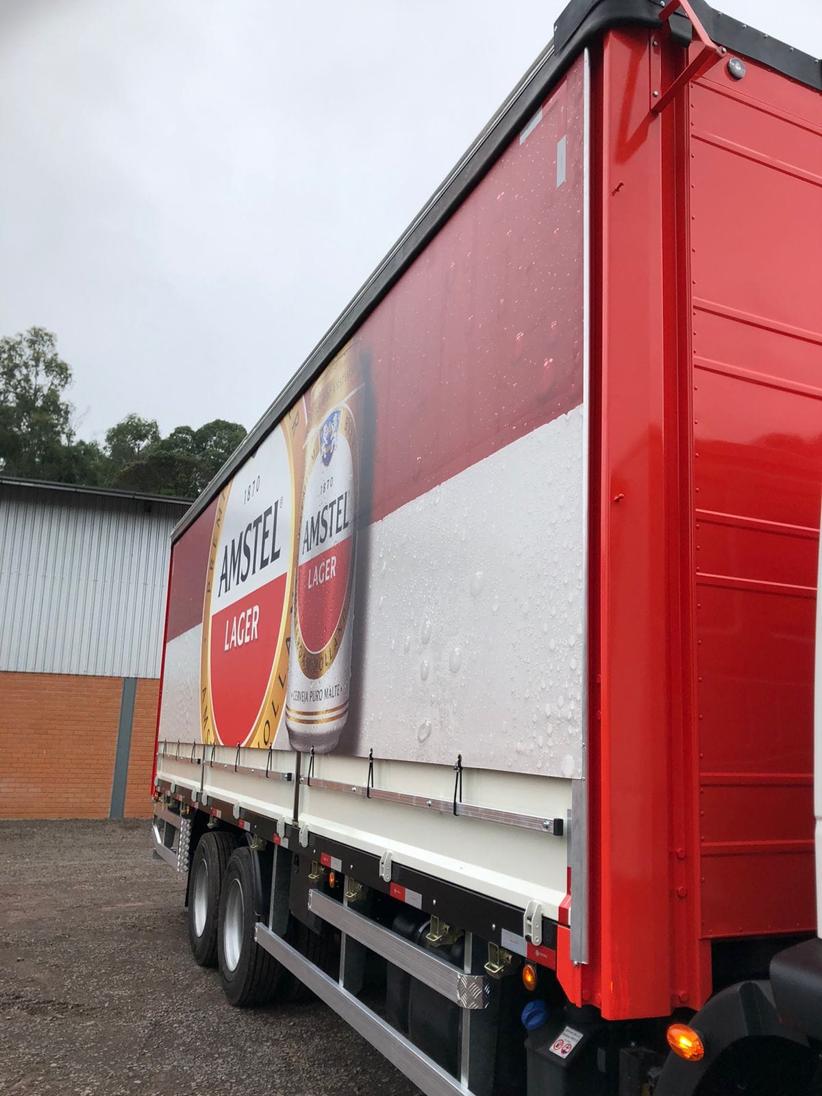 Transporte de Bebidas com Tampas Laterais